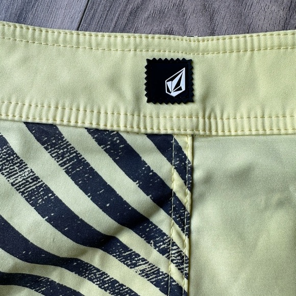 Volcom Miss Mod Boardshorts Pockets and Rubber Embellishments in Yellow Size 3 - Picture 7 of 9